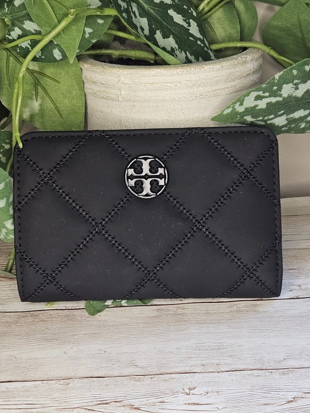 Tory Burch nwt Willa black Matte Medium snap Card Wallet black signature T logo